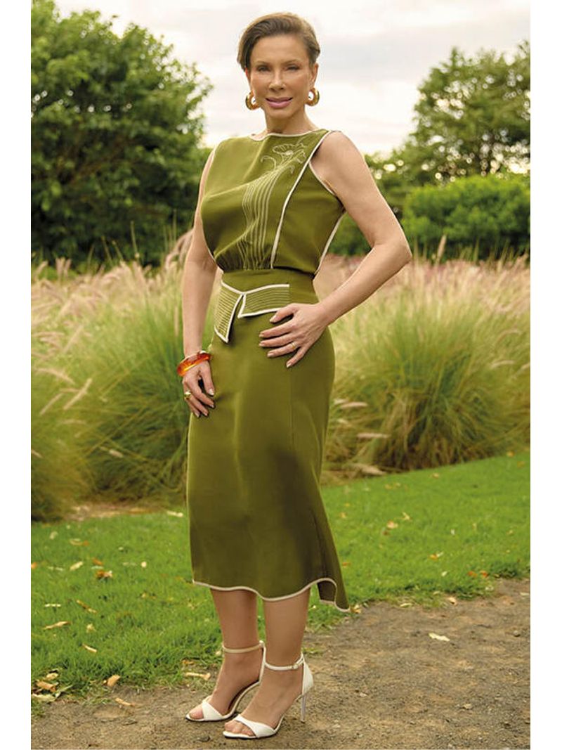 Conjunto-Blusa-Cavada-Com-Saia-Midi-Lapis-Verde-46