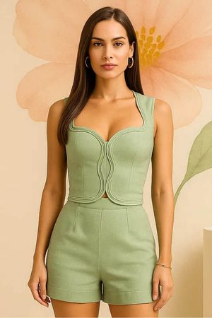 Short Curto Com Fenda E Recorte