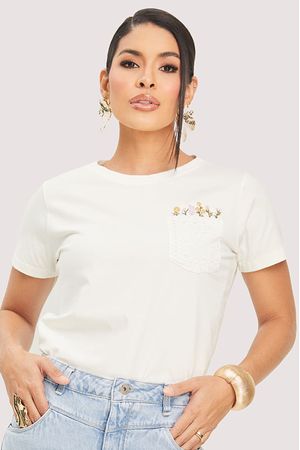 Blusa Tshirt Azul Com Bolso Bordado